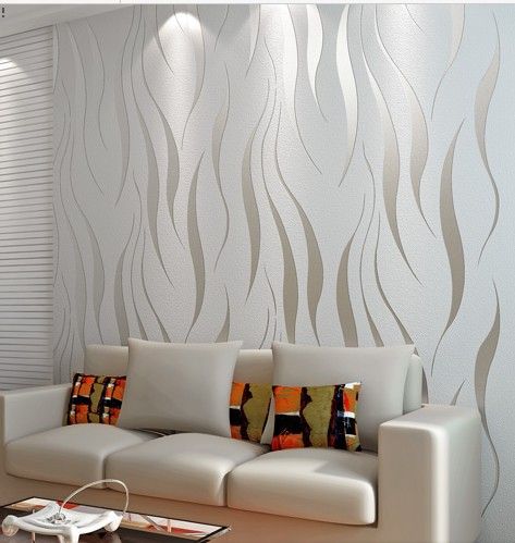 sala com papel de parede metálico moderno