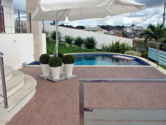 Piscina com deck: 30 fotos e dicas! Piso amadeirado