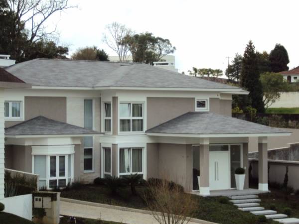 foto de sobrado construído com telhado Shingle de cor cinza