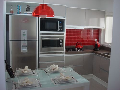 decoração cinza e vermelho em cozinha pequena