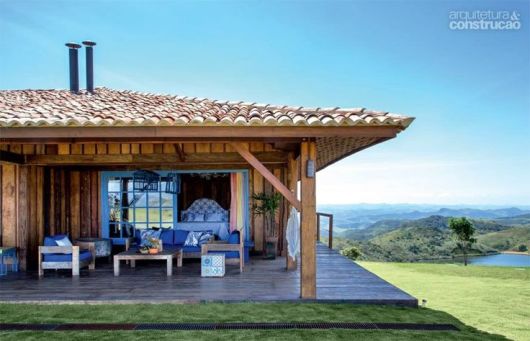 casa rústica de madeira com detalhes em azul