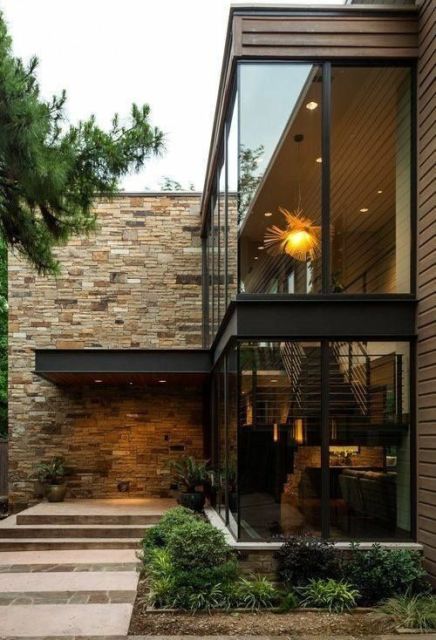 casa moderna de madeira com parede de pedras