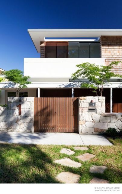 casa moderna com portão de madeira