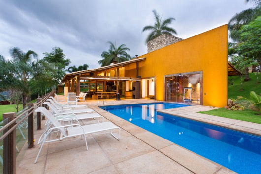 casa moderna amarela com piscina