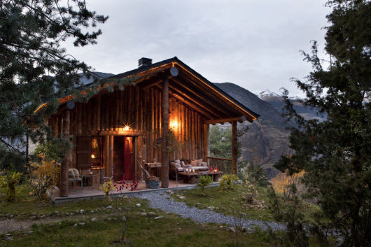 casa de madeira rústica nas montanhas