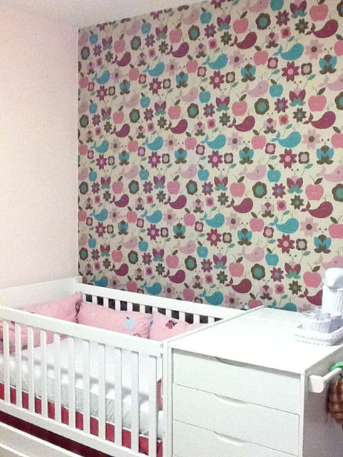quarto de bebê com parede tecido