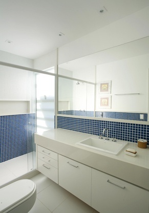 banheiro branco e azul