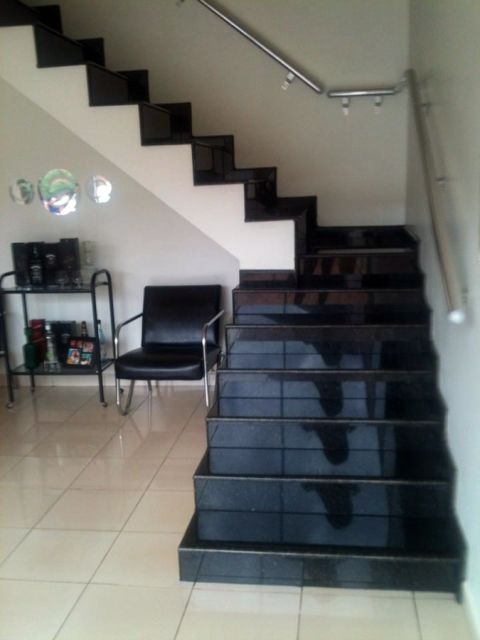 escada de granito preto
