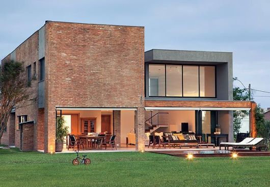 casa com estilo industrial e tijolos à vista