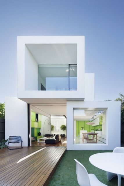 casa com predominância do formato quadrado e contraste das cores verde e branco