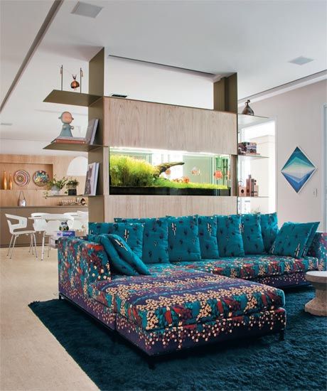 sala com sofá colorido