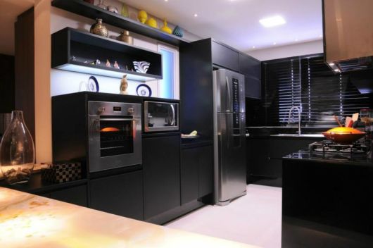 armário preto na cozinha