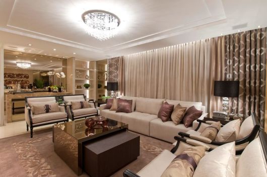 sala de estar decorada com estilo clássico e sanca de gesso fechada