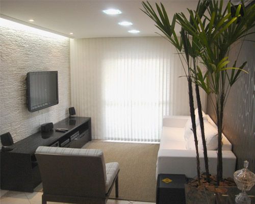 sala de estar simples com sanca invertida voltada para a parede da TV