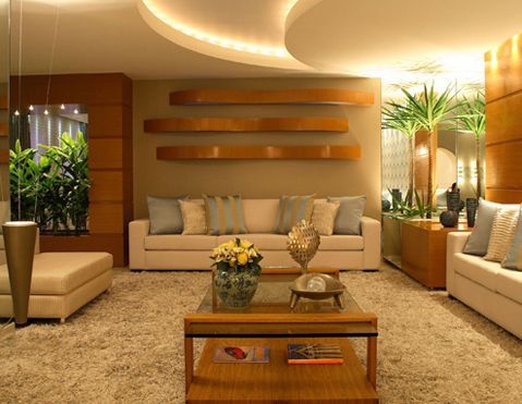sala de estar com decoração em madeira e sanca arredondada