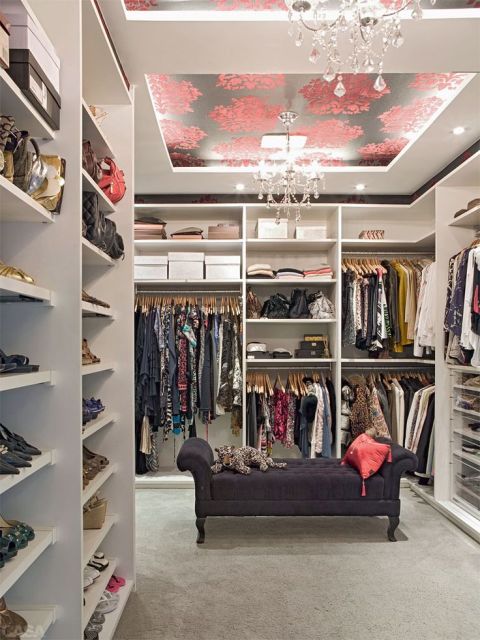 closet feminino com design moderno e sanca aberta com papel de parede no teto