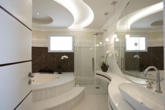 banheiro com sanca arredondada que segue o formato da banheira