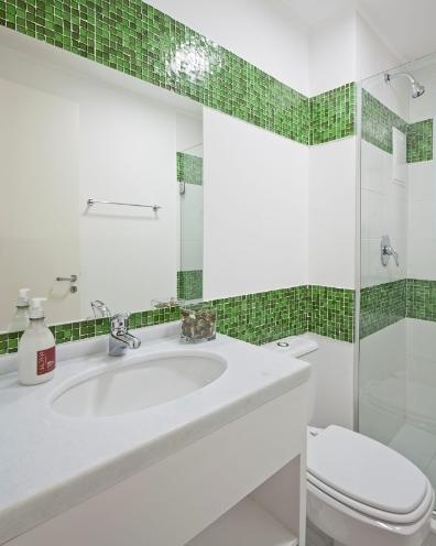 banheiro verde e branco
