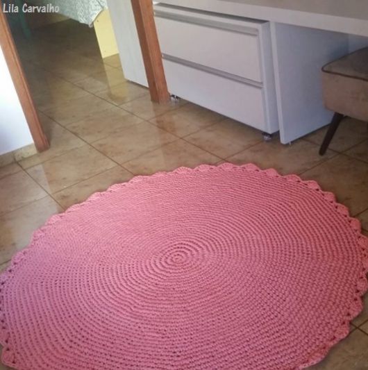 foto de tapete de crochê redondo rosa coral