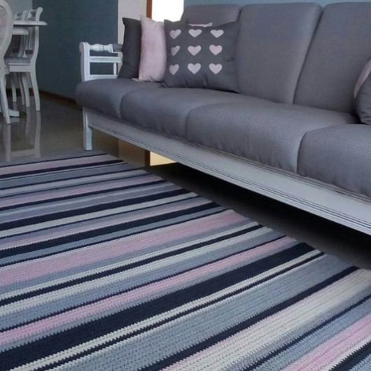 tapete de crochê listrado tricolor com sofá cinza combinando