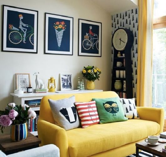 Sala com sofá amarelo