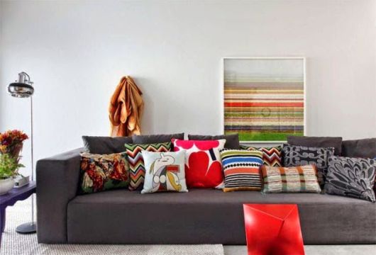 almofadas coloridas sofá cinza