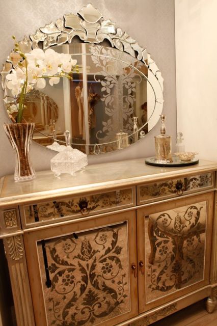 espelho veneziano no hall de entrada cômoda