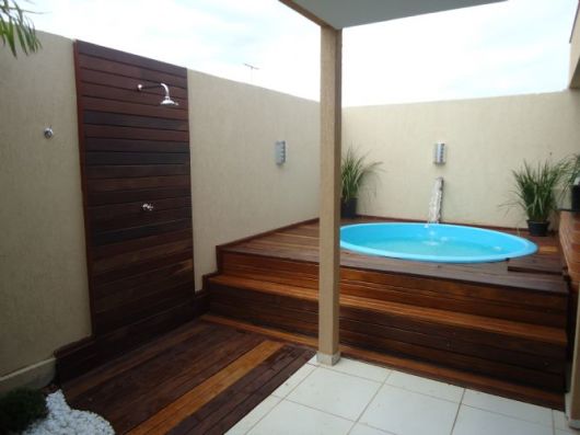deck de madeira com piscina redonda