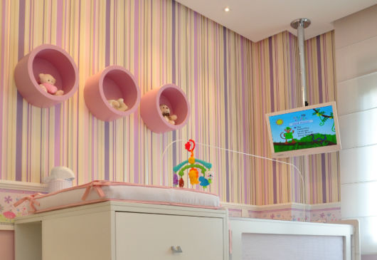 Papel de parede para quarto de bebê com listras