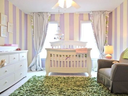 Papel de parede para quarto de bebê lilás com creme