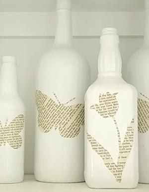 artesanato em garrafa de vidro branca com jornal