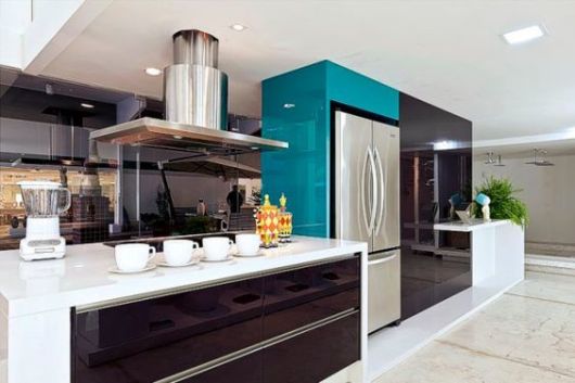 cozinha com móveis coloridos
