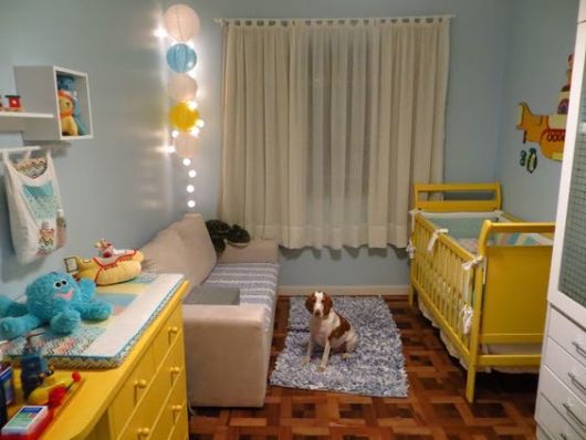 quarto de bebê amarelo com azul móveis