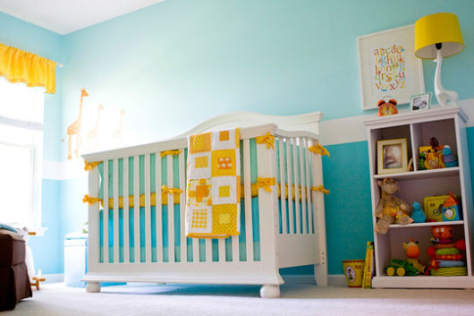 quarto de bebê amarelo com azul