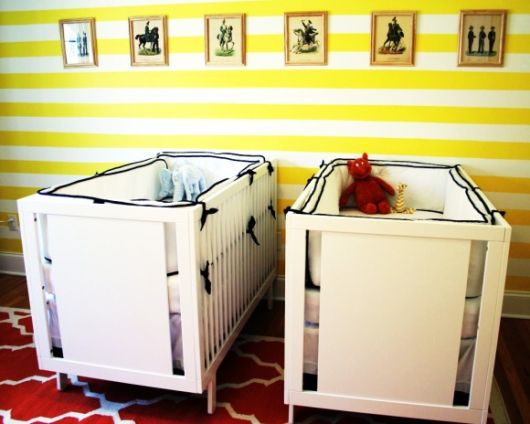 quarto de bebê amarelo e branco gêmeos
