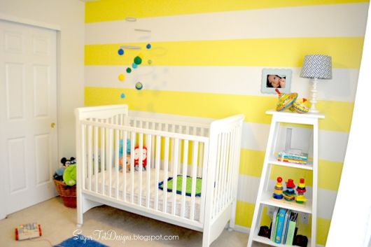 quarto de bebê amarelo e branco listras