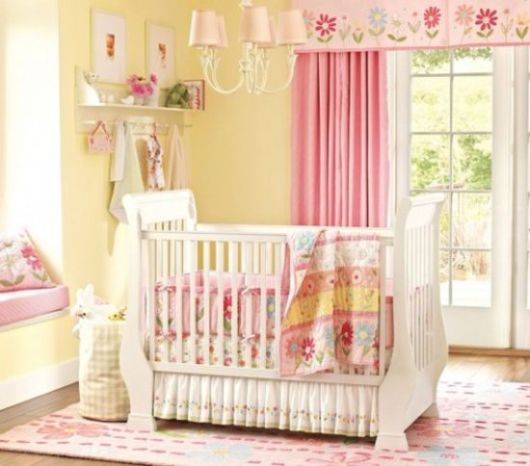 quarto de bebê amarelo rosa