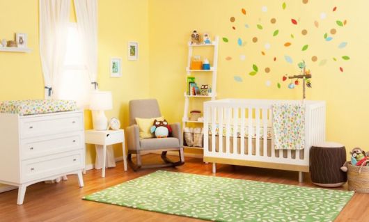 quarto de bebê amarelo