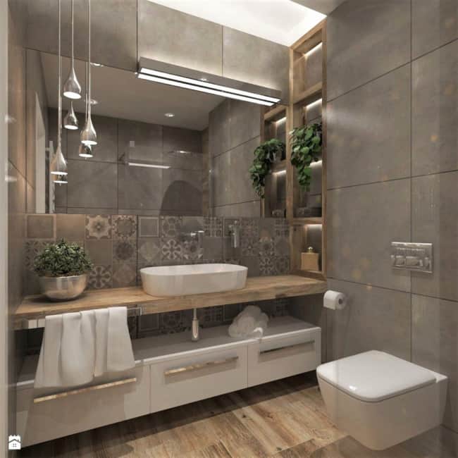 Banheiro moderno fendi com piso amadeirado e armário branco