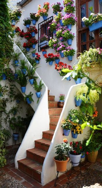 decoração de escada cheia de flores