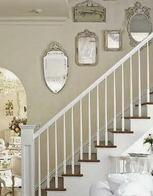 decoração de escada com espelhos