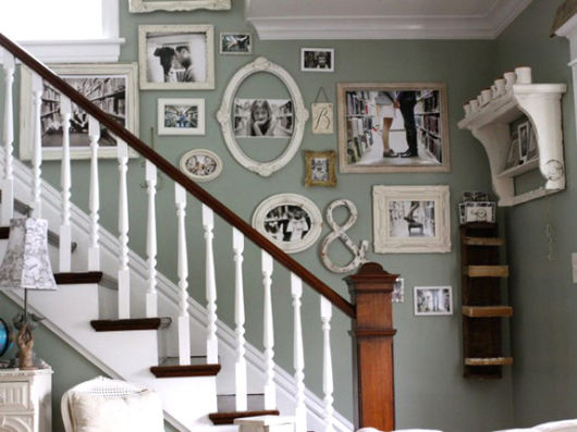 decoração de escada com fotografias da família