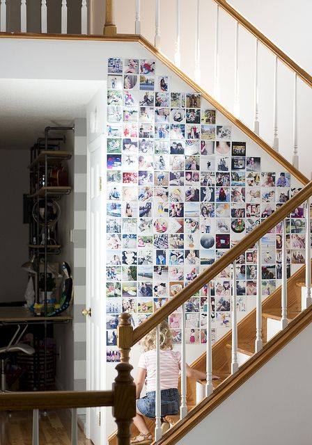 decoração de escada com fotos em papel