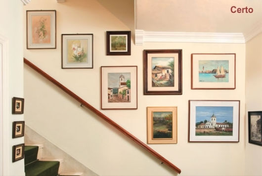 decoração de escada com quadros clássicos