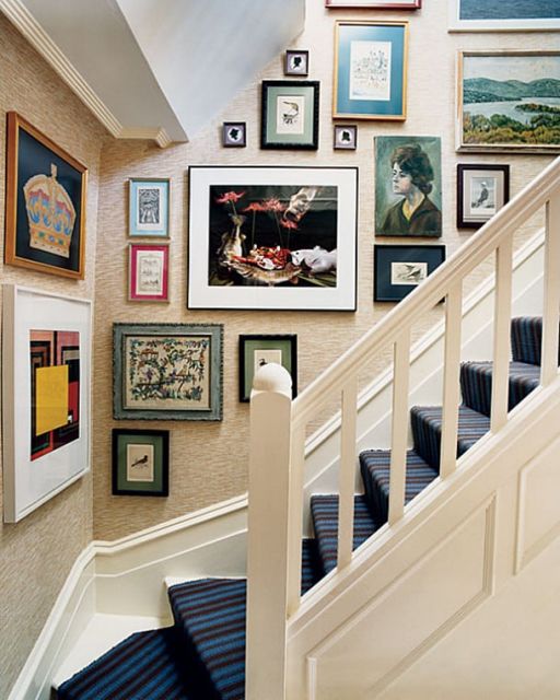 decoração de escada com quadros modernos