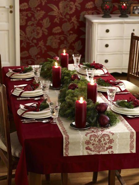 mesa de natal com velas vermelhas
