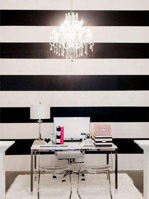 parede listrada preto e branco