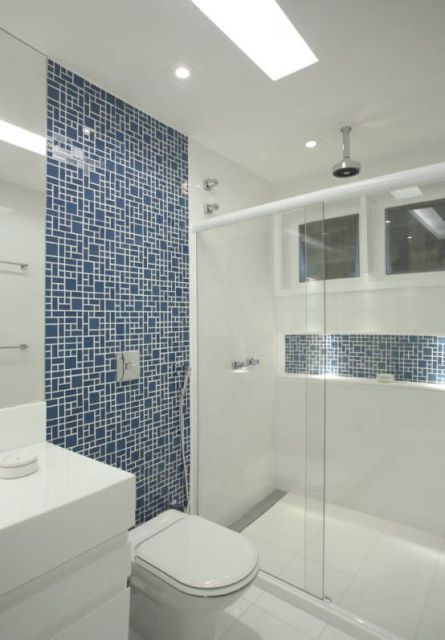 Banheiro branco e azul