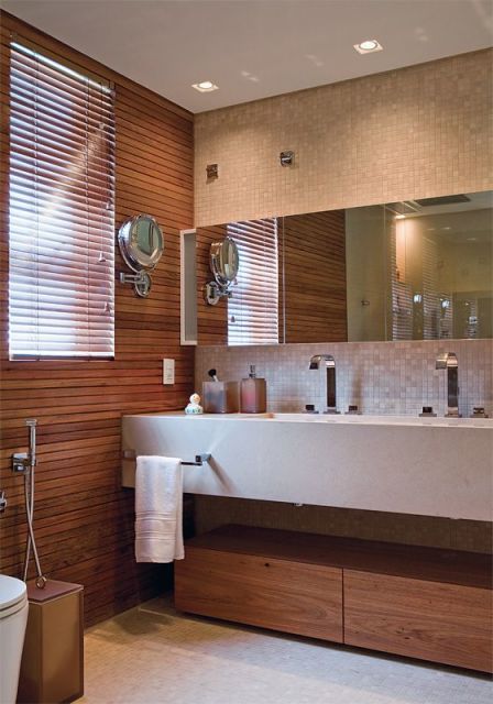 Banheiro com madeira