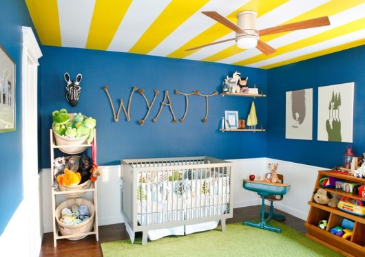 quarto de bebê azul e amarelo no teto